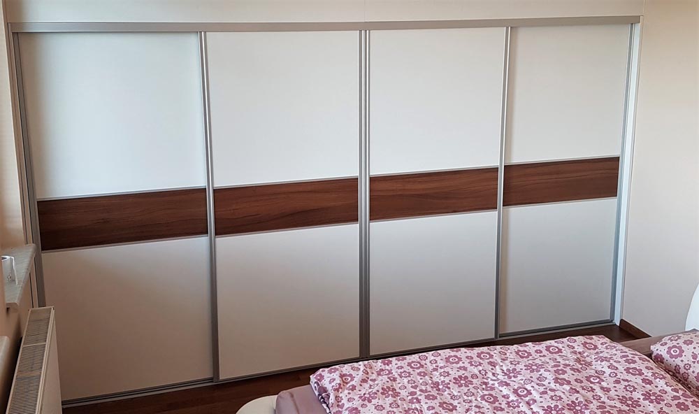 vgradna omara z drsnimi vrati